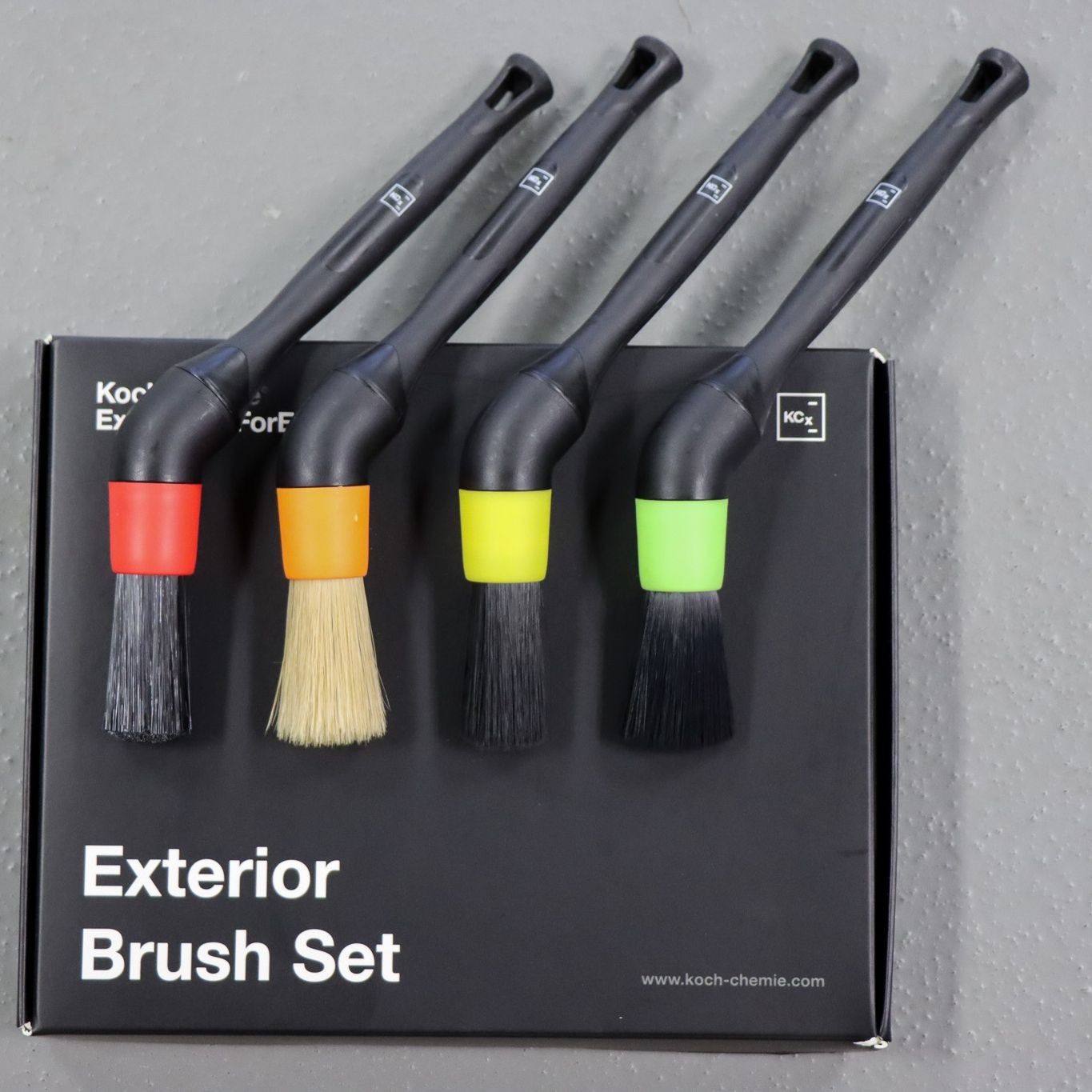 Außenreinigung einfach gemacht 🔝✨️⁠ ⁠ Der Außenbereich des Fahrzeugs benötigt aufgrund seiner vielen verschiedenen Materialien unterschiedliche Pflege. Mit unserem neuen Exterior Brush Set geben wir euch für fast alle Anwendungsbereiche des Außenbereichs den richtigen Pinsel an die Hand. Die praktische Farbcodierung hilft dabei die Anwendungsbereiche der vier Pinsel möglichst einfach zu unterscheiden. Durch den abschraubbaren Winkel können auch schwer zugängliche Stellen einfach gereinigt werden. Zusammen mit unserer Waschchemie wird die Außenreinigung damit zum Kinderspiel.⁠ ⁠ Was die Pinsel alles können (Link in bio)⁠ ⁠ ⁠ Exterior cleaning made easy 🔝✨️⁠ ⁠ The exterior of the vehicle requires different care due to its many different materials. With our new Exterior Brush Set, we provide you with the right brush for almost all exterior applications. The practical color coding helps you to differentiate between the four brushes as easily as possible. Thanks to the unscrewable angle, even hard-to-reach areas can be cleaned easily. Together with our washing chemicals, exterior cleaning is child's play.⁠ ⁠ What the brushes can do (Link in bio)⁠ ⁠ ⁠ #kochchemie #kcx #excellenceforexperts #teamkcx #kcxperts #detailing #detailers #fahrzeugaufbereitung #waschchemie #carwash #zubehör #accessoires #exterior #brush #set #wheelbrush